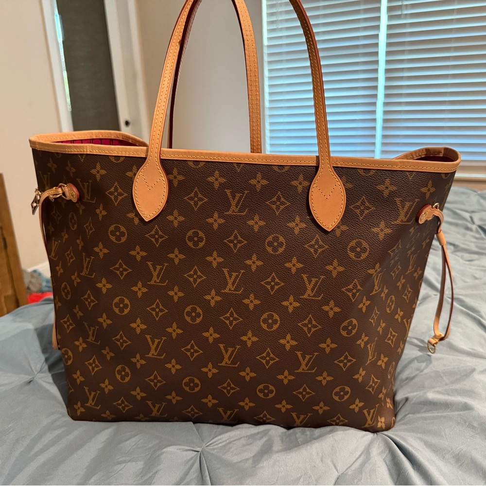 Authentic Louis Vuitton Brown Monogram Neverfull GM Bag includes pouch.